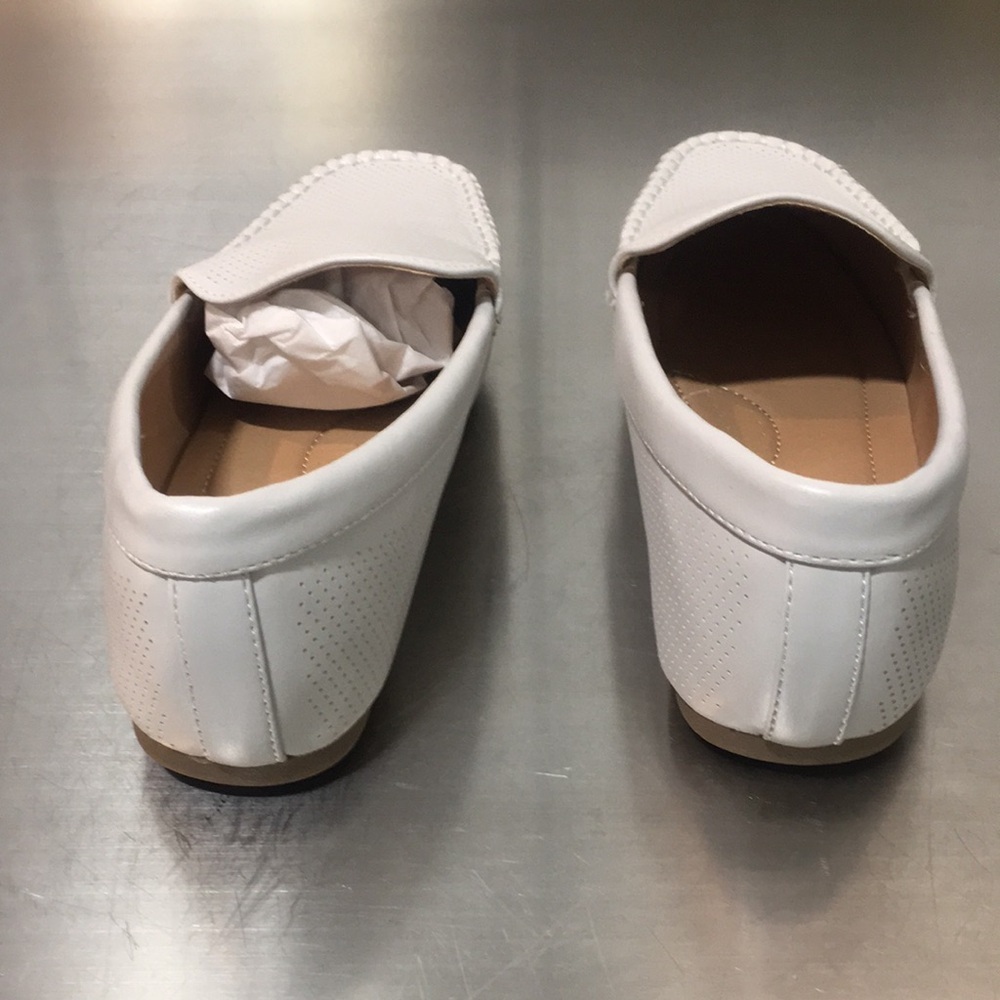New Elegant White Woman’s Journee Collection Slip-On Loafers - Picture 5 of 8